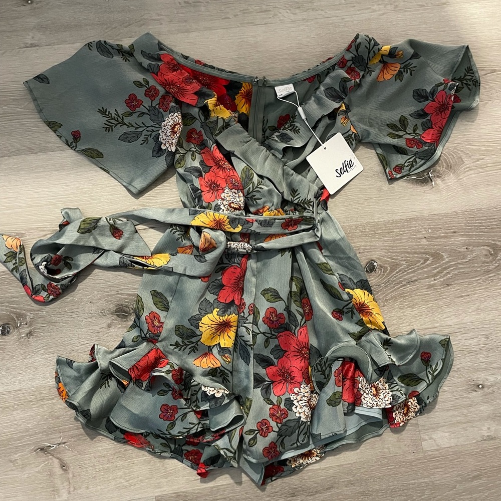 Never been worn Selfie Leslie floral romper